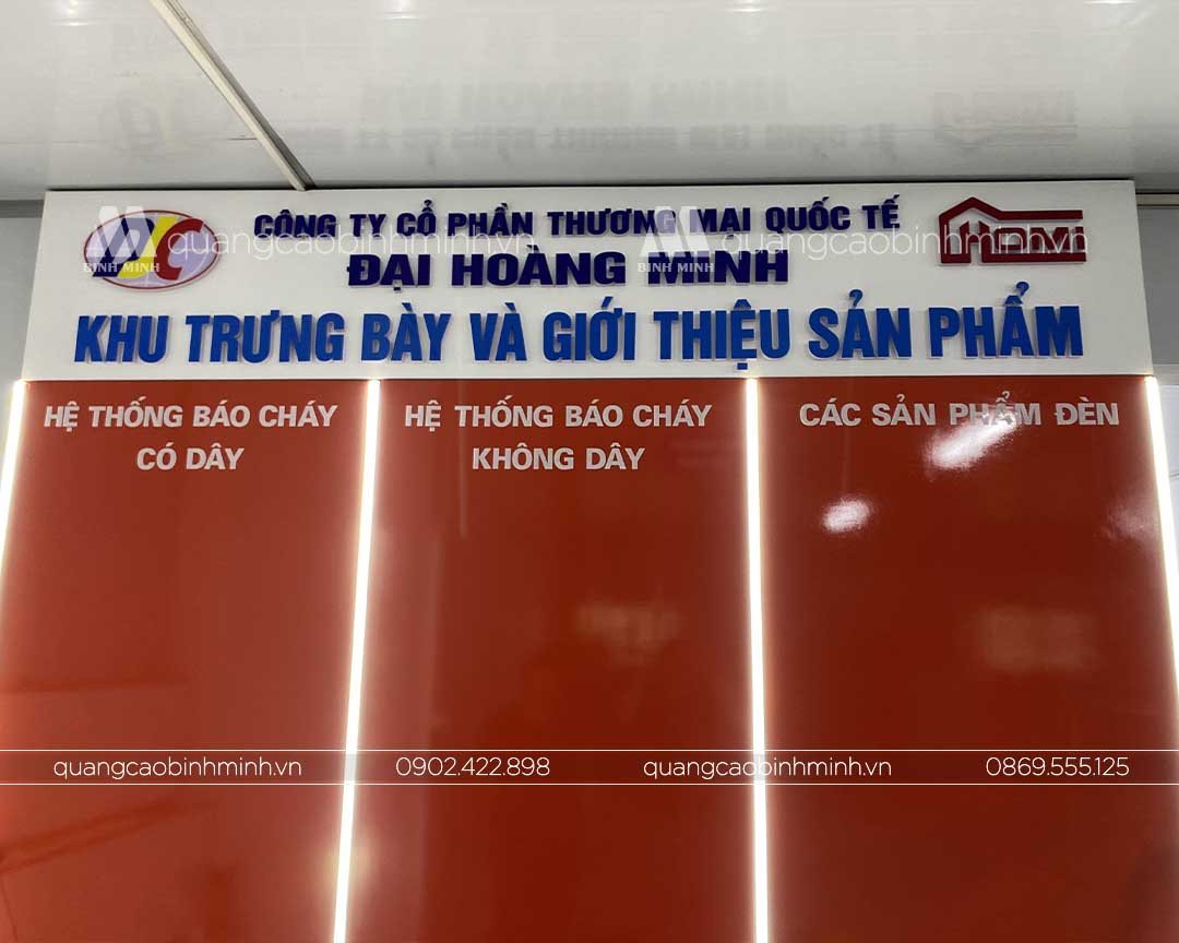 Thi công vách logo trưng bày sản phẩm trong nhà
